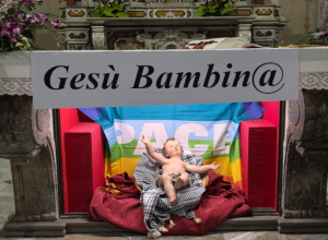 La notte di Natale del 1223 San Francesco, a Greccio, “inventò” il Presepe, per avvicinarsi il più possibile all’esperienza unica del primo Natale. Il Presepe doveva parlare alla gente del suo tempo e da allora, racconta la povertà incarnata in ogni tempo